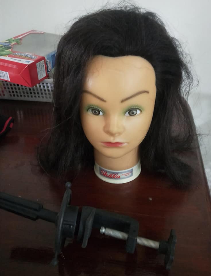 Facebook/Nadie Othman The free gifts were mannequin heads.